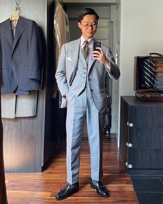 Men's Outfits 2021: Consider wearing a grey three piece suit and a pink dress shirt if you're going for a proper, fashionable outfit. Why not complement this ensemble with a pair of black leather tassel loafers for a dose of stylish casualness?