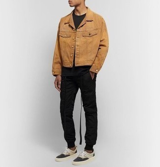 Brown Denim Jacket Outfits For Men: If the situation allows an off-duty ensemble, consider pairing a brown denim jacket with black sweatpants. As for shoes, complete your outfit with beige canvas low top sneakers.