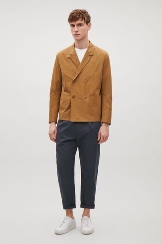 Tobacco Double Breasted Blazer Outfits For Men: A tobacco double breasted blazer and navy chinos are essential in any gent's versatile wardrobe. White leather low top sneakers are guaranteed to give a hint of stylish casualness to your ensemble.