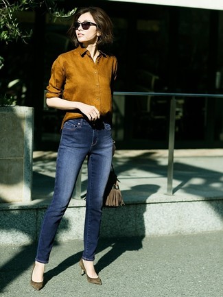 Olive Pumps Outfits: Why not consider wearing a tobacco dress shirt and navy skinny jeans? As well as totally functional, both items look great married together. Introduce olive pumps to your outfit and the whole ensemble will come together perfectly.