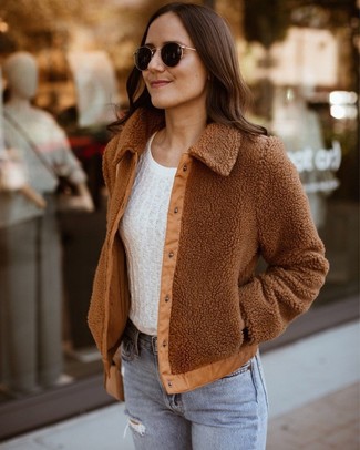 Brown Fleece Bomber Jacket Outfits For Women: A brown fleece bomber jacket and light blue ripped skinny jeans are bona fide essentials if you're putting together a casual wardrobe that matches up to the highest fashion standards.