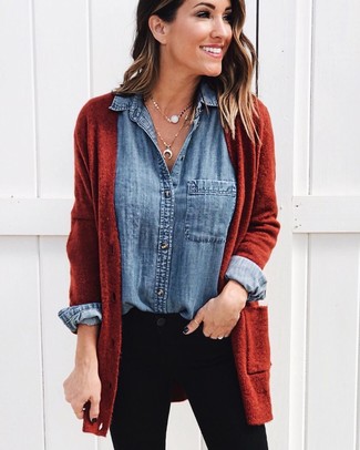 Blue Denim Shirt Outfits For Women: Consider pairing a blue denim shirt with black skinny jeans for a simple look that's also put together.