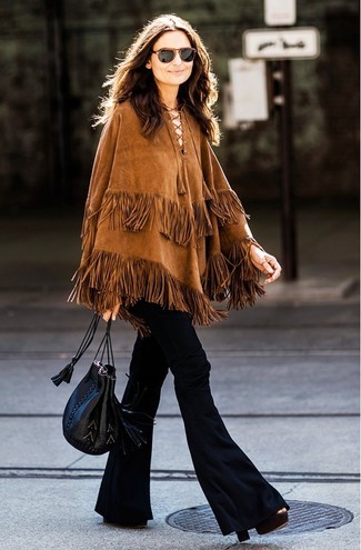 This combo of a tobacco suede poncho and black flare pants embodies laid-back cool and effortless style. Introduce dark brown chunky suede heeled sandals to your look for maximum impact.