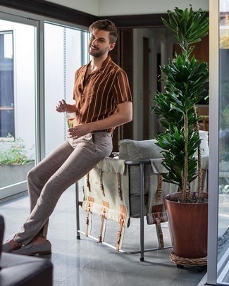 Brown Short Sleeve Shirt Outfits For Men: Go for a straightforward but laid-back and cool getup by wearing a brown short sleeve shirt and beige linen chinos. For something more on the smart side to round off this outfit, add grey suede loafers to the mix.