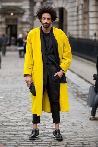 Yellow Trenchcoat Outfits For Men: A yellow trenchcoat and black chinos combined together are a match made in heaven. Hesitant about how to complement your ensemble? Round off with a pair of black leather oxford shoes to kick it up a notch.
