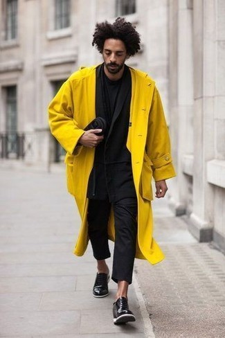 Yellow Trenchcoat Outfits For Men: Make a yellow trenchcoat and black chinos your outfit choice to look extra smart anywhere anytime. Go ahead and introduce black leather oxford shoes to the mix for a bit of elegance.