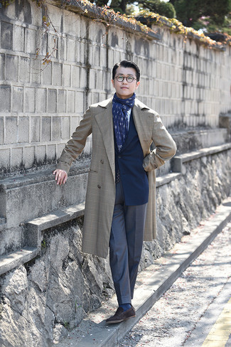 Navy and White Print Scarf Outfits For Men: Dress in a beige trenchcoat and a navy and white print scarf for comfort dressing with an edgy twist. Step up your outfit with dark brown suede loafers.
