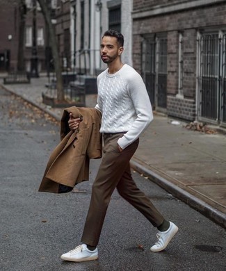 Teal Socks Outfits For Men: Opt for a brown trenchcoat and teal socks to pull together an incredibly dapper and casual ensemble. A pair of white canvas low top sneakers completes this ensemble very nicely.