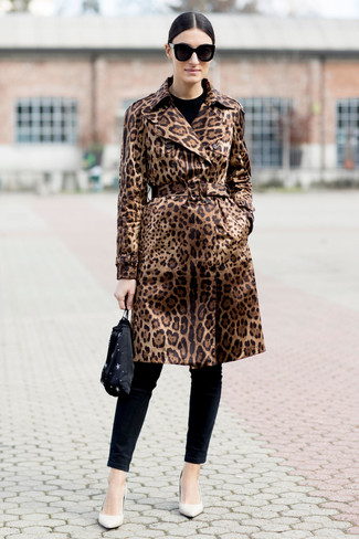 Women's Brown Leopard Trenchcoat, Black Crew-neck Sweater, Black Skinny Jeans, White Leather Pumps