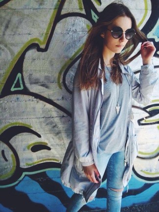 Light Blue Skinny Jeans Outfits: This combination of a grey trenchcoat and light blue skinny jeans is proof that a safe off-duty look doesn't have to be boring.