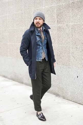 Dark Green Wool Dress Pants Outfits For Men: Pair a navy trenchcoat with dark green wool dress pants for incredibly stylish attire. For a more laid-back feel, introduce a pair of dark brown leather tassel loafers to your look.