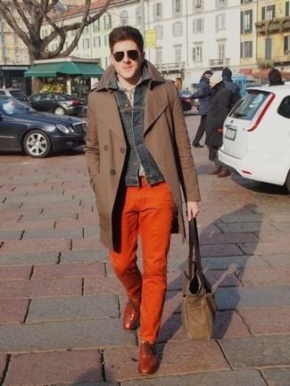 Brown Trenchcoat Outfits For Men: Showcase that nobody does smart casual men's fashion like you by wearing a brown trenchcoat and orange chinos. And if you want to effortlessly polish up your ensemble with one piece, why not add brown leather oxford shoes to the equation?