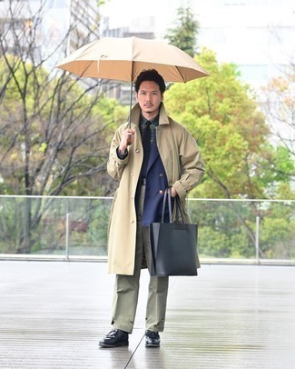 Trenchcoat Outfits For Men: A trenchcoat and olive chinos are among those sport-anywhere-anytime items that have become the absolute mainstays in our wardrobes. Tone down the casualness of this look by finishing with a pair of black leather derby shoes.
