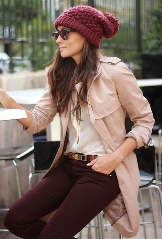 This pairing of a tan trenchcoat and burgundy skinny jeans is definitive proof that a safe off-duty outfit doesn't have to be boring.