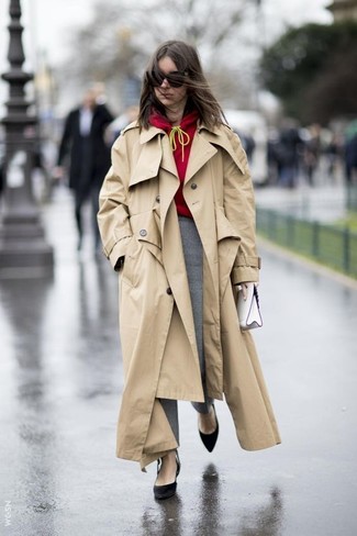 White Clutch Outfits: A tan trenchcoat and a white clutch are a nice look to add to your daily casual routine. Take a more refined approach with shoes and add black suede pumps to this look.
