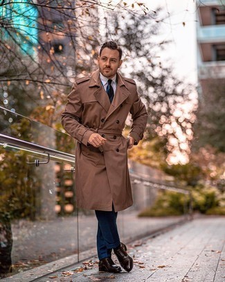 Navy Horizontal Striped Tie Outfits For Men: You'll be surprised at how easy it is to put together this elegant look. Just a brown trenchcoat and a navy horizontal striped tie. Let your styling expertise really shine by complementing this ensemble with a pair of dark brown woven leather oxford shoes.