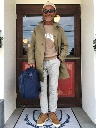 Beige Sweatshirt Outfits For Men: This off-duty pairing of a beige sweatshirt and grey chinos takes on different forms depending on how you style it. If not sure as to the footwear, stick to tan suede slip-on sneakers.