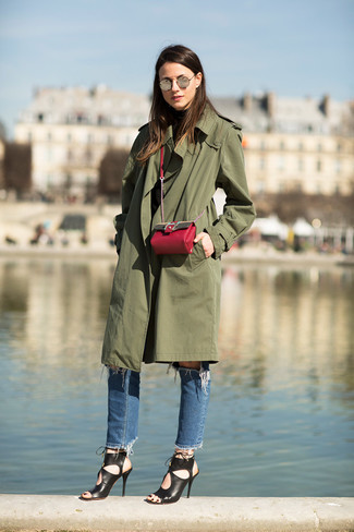 Navy Ripped Jeans Outfits For Women: An olive trenchcoat and navy ripped jeans have become a must-have pairing for many trendsetting ladies. You can get a bit experimental in the shoe department and polish up this outfit by finishing off with black leather heeled sandals.