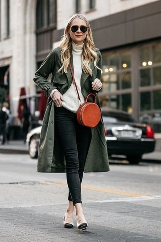 Olive Trenchcoat Outfits For Women: Rock an olive trenchcoat with black skinny jeans to create a stylish ensemble. If not sure about the footwear, add a pair of beige leather pumps to the mix.