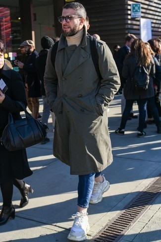 Black Canvas Backpack Outfits For Men: Parade your chops in menswear styling in this modern casual pairing of an olive trenchcoat and a black canvas backpack. Inject a sense of stylish nonchalance into your ensemble by rounding off with white athletic shoes.