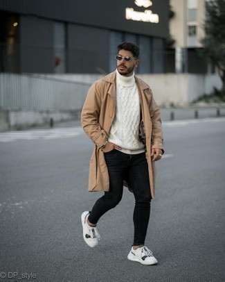 White Knit Wool Turtleneck Casual Outfits For Men: Wear a white knit wool turtleneck and black skinny jeans for both dapper and easy-to-style ensemble. Complete your look with a pair of white and black leather low top sneakers for a touch of sophistication.