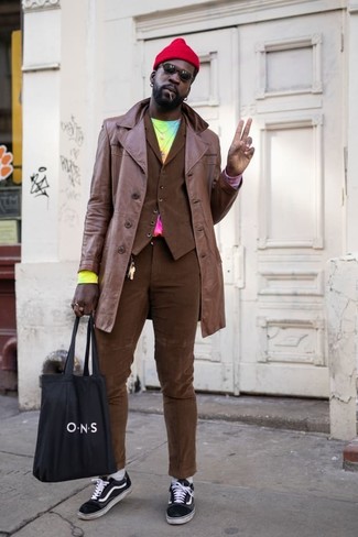 Brown Trenchcoat Outfits For Men: Solid proof that a brown trenchcoat and brown chinos are awesome when worn together. Send an otherwise mostly classic getup a more laid-back path by slipping into black and white canvas low top sneakers.