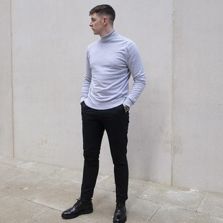 Black Chinos Warm Weather Outfits: This combination of a grey turtleneck and black chinos is undeniable proof that a safe off-duty getup doesn't have to be boring. Complement your look with black leather brogues to instantly switch up the ensemble.