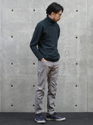 Dark Green Wool Turtleneck Outfits For Men: Demonstrate your chops in menswear styling in this casual pairing of a dark green wool turtleneck and grey chinos. Add navy canvas high top sneakers to this getup to inject a touch of stylish casualness into your ensemble.