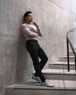 Beige Turtleneck with Black Chinos Warm Weather Outfits: If the situation allows an off-duty getup, consider teaming a beige turtleneck with black chinos. And it's amazing what white canvas low top sneakers can do for the look.