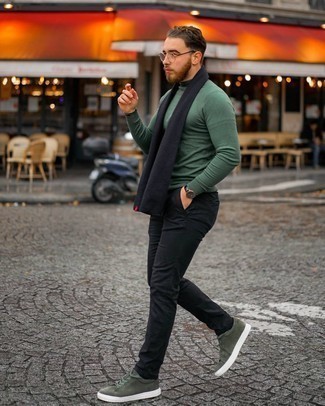 Dark Green Turtleneck Outfits For Men: For a look that's extremely easy but can be modified in a great deal of different ways, wear a dark green turtleneck and black chinos. Infuse a dash of stylish casualness into your ensemble by slipping into a pair of olive suede low top sneakers.