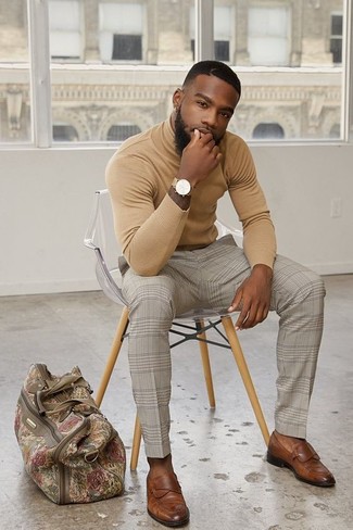 Beige Canvas Holdall Outfits For Men: A tan turtleneck and a beige canvas holdall are amazing menswear elements to have in your casual wardrobe. For something more on the classier end to round off your look, complement this getup with a pair of brown leather loafers.