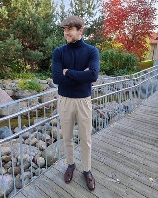 Brown Flat Cap Outfits For Men: A navy turtleneck and a brown flat cap are an easy way to introduce some cool into your daily casual collection. A great pair of dark brown leather tassel loafers is an easy way to breathe an added dose of polish into your ensemble.
