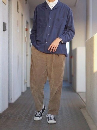 Men's White Turtleneck, Navy Long Sleeve Shirt, Brown Chinos, Black and White Canvas Low Top Sneakers