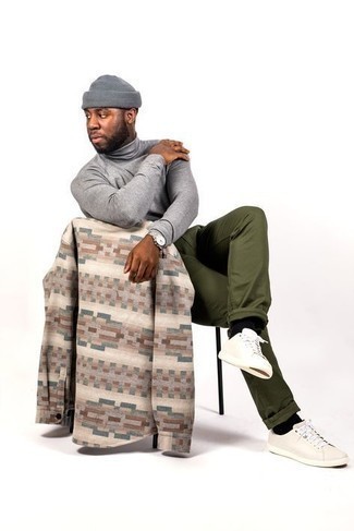 Grey Turtleneck Outfits For Men: Make a grey turtleneck and olive chinos your outfit choice to put together a truly stylish and current casual ensemble. Complement your look with a pair of beige canvas low top sneakers to effortlessly ramp up the street cred of your outfit.