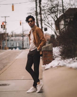 Beige Turtleneck Outfits For Men: The combination of a beige turtleneck and dark brown chinos makes this a kick-ass laid-back menswear style. Beige canvas low top sneakers are an effortless way to inject an air of stylish nonchalance into your getup.