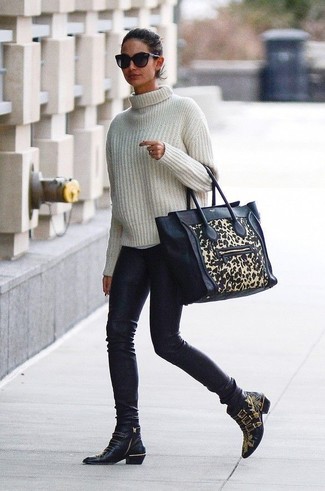 Black Leather Skinny Jeans Outfits: This pairing of a beige knit turtleneck and black leather skinny jeans is irrefutable proof that a safe casual ensemble doesn't have to be boring. Black studded leather lace-up flat boots are the simplest way to add an air of playfulness to your look.