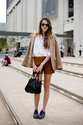 Leather Derby Shoes Outfits For Women: Effortlessly blurring the line between cool and casual, this combination of a tan tweed jacket and tobacco shorts is likely to become one of your favorites. Complement your ensemble with leather derby shoes to effortlessly kick up the wow factor of your getup.