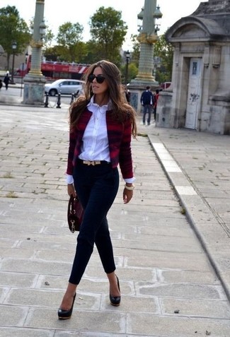 Burgundy Tweed Jacket Outfits For Women: Pairing a burgundy tweed jacket and navy skinny pants is a surefire way to inject your day-to-day collection with some sophistication. Finish off with a pair of black leather pumps for extra style points.