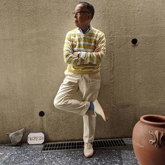 Blue Socks Outfits For Men: Perfect the effortlessly stylish outfit by wearing a yellow horizontal striped v-neck sweater and blue socks. If you want to immediately up your ensemble with shoes, why not introduce a pair of beige canvas low top sneakers to the equation?