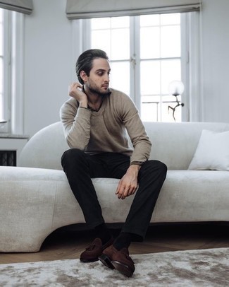 Beige V-neck Sweater Outfits For Men: A beige v-neck sweater and black chinos? It's an easy-to-achieve getup that you can sport on a day-to-day basis. Why not introduce a pair of dark brown suede tassel loafers to the mix for an extra touch of style?