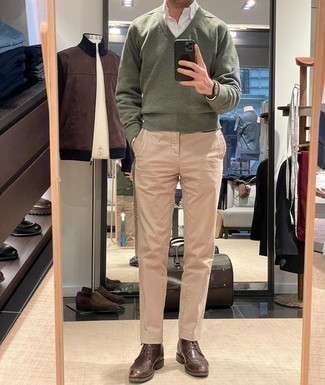 Khaki Chinos Outfits: An olive v-neck sweater and khaki chinos are the kind of a never-failing casual combo that you need when you have no time to dress up. When not sure as to what to wear in the footwear department, complete your look with a pair of dark brown leather desert boots.