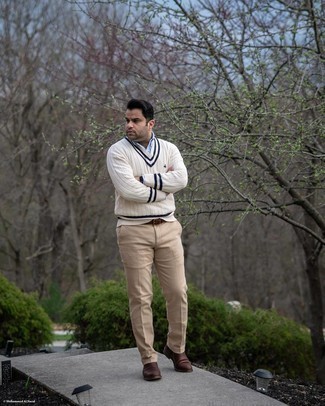V-neck Sweater Outfits For Men: A v-neck sweater and khaki chinos paired together are a sartorial dream for those dressers who love off-duty styles. Why not take a classic approach with footwear and complete this outfit with dark brown leather chelsea boots?
