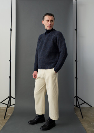 Black Turtleneck with Beige Chinos Fall Outfits: Step up your off-duty style by opting for a black turtleneck and beige chinos. Black leather derby shoes will bring an elegant twist to your outfit. As you can see, this outfit is a really great idea, especially for transitional weather, when the temps are dropping.