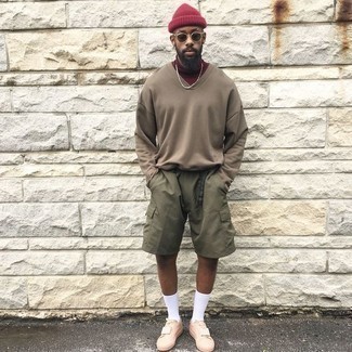 Red Beanie Outfits For Men: If you’re a jeans-and-a-tee kind of dresser, you'll like the simple combo of a tan v-neck sweater and a red beanie. Feeling bold today? Smarten up this outfit by finishing off with a pair of beige canvas low top sneakers.