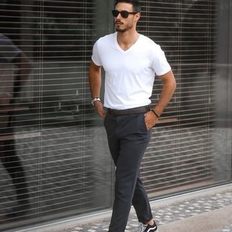 Dark Brown Leather Belt Hot Weather Outfits For Men: Go for a white v-neck t-shirt and a dark brown leather belt for both dapper and easy-to-achieve getup. A trendy pair of black and white canvas low top sneakers is an easy way to add a confident kick to the outfit.