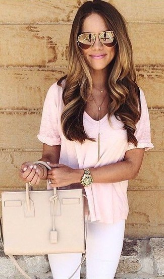 Brown and Gold Sunglasses Outfits For Women: This is hard proof that a pink v-neck t-shirt and brown and gold sunglasses look awesome when you team them together in a casual getup.