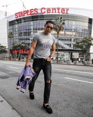 Grey Print Crew-neck T-shirt Outfits For Men: This casually stylish outfit is so simple: a grey print crew-neck t-shirt and charcoal ripped jeans. Feeling adventerous today? Smarten up this getup by sporting black suede loafers.