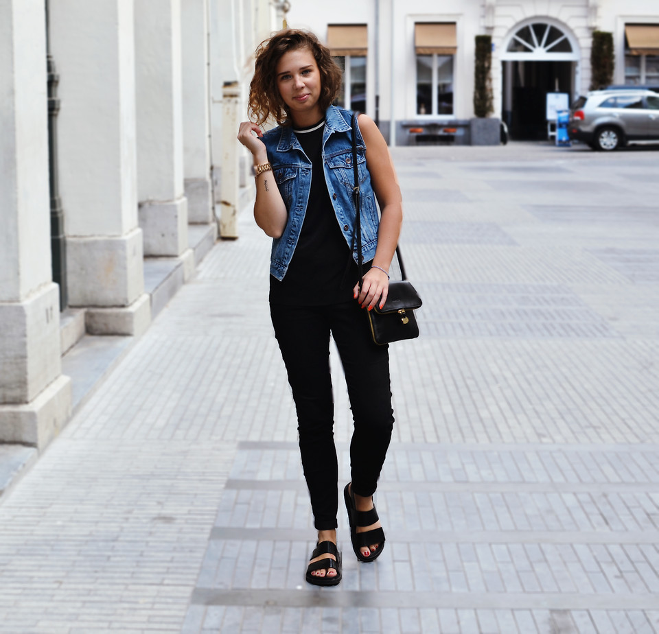Women's Blue Denim Vest, Black Tank, Black Skinny Jeans, Black Leather Flat  Sandals | Lookastic