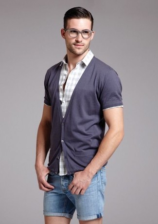 Charcoal Short Sleeve Shirt Outfits For Men: The versatility of a charcoal short sleeve shirt and blue denim shorts means you'll have them on high rotation in your wardrobe.