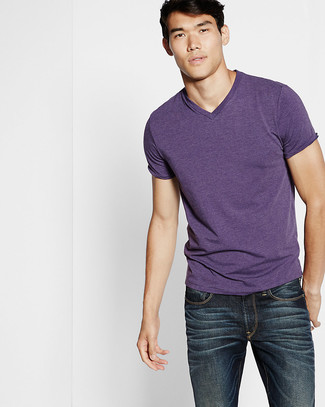 Light Violet V-neck T-shirt Outfits For Men: This combination of a light violet v-neck t-shirt and navy jeans is a safe and very stylish bet.
